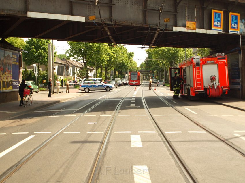 LKW riss Oberleitung ab Koeln Deutz Am Schnellert Siegburgerstr P058.JPG